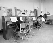 882001 Afbeelding van leerlingen tijdens een pianoles in de R.K. Kathedrale Koorschool (Plompetorengracht 5) te Utrecht.